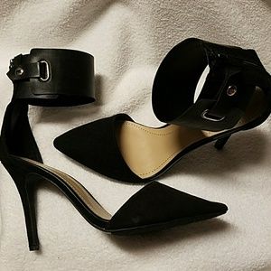 New black heel w large strap